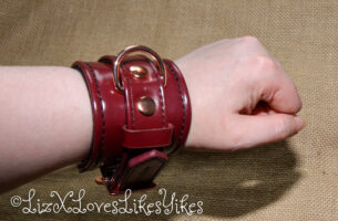 Review Liebe Seele Wine Red – Leather Handcuffs with Rose Gold Hardware