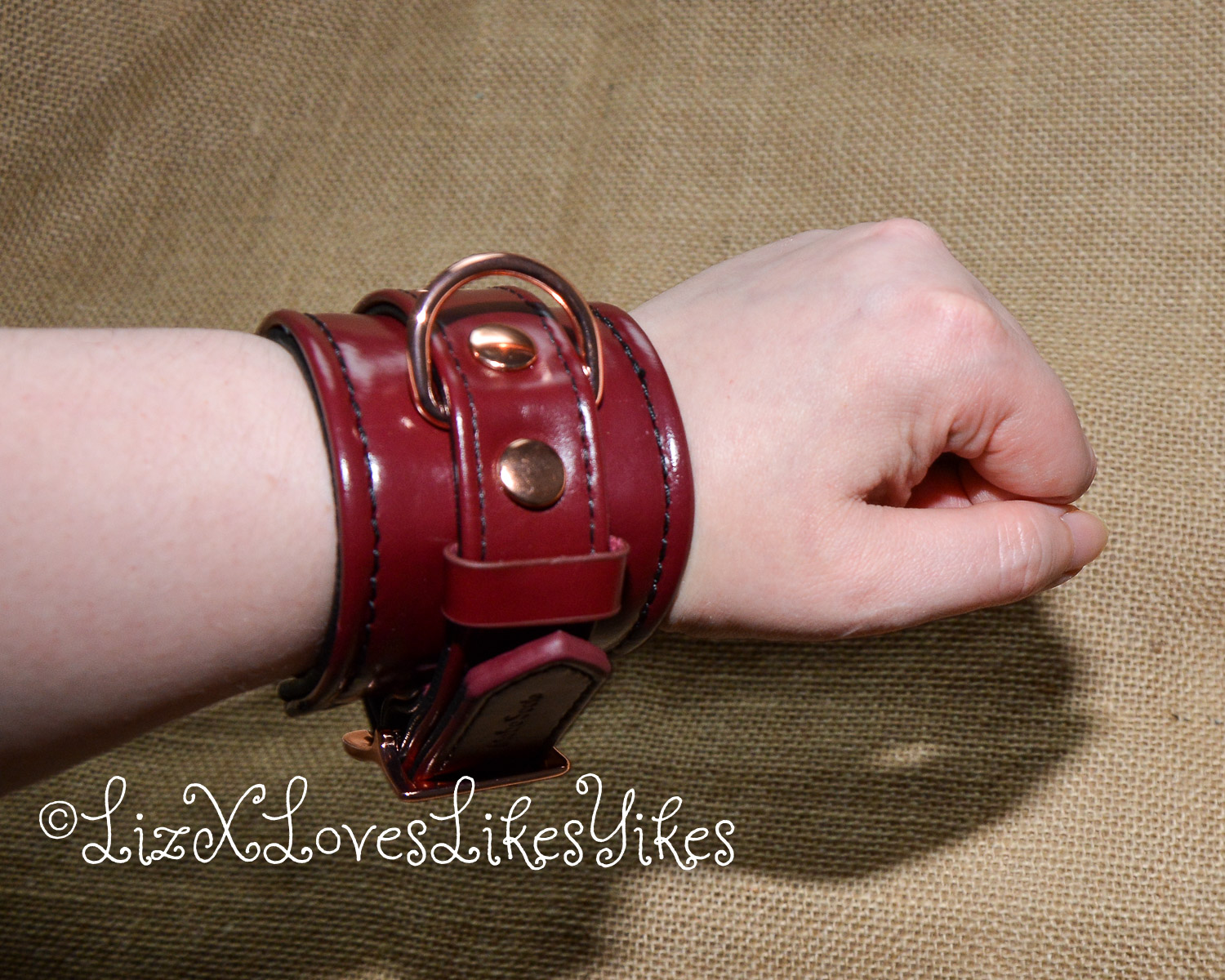 Review Liebe Seele Wine Red – Leather Handcuffs with Rose Gold Hardware