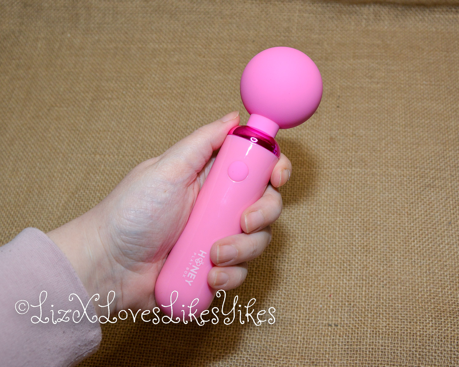 Review of the Pomi Wand Powerful Mini Vibrating Wand Massager Honey Play Box