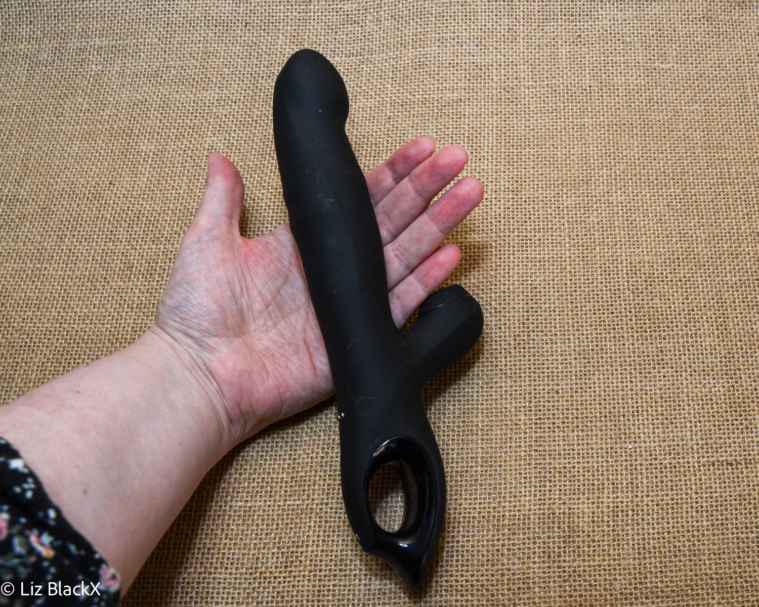 Review of the 3-in-1 Wiggling, Sucking Rabbit Vibrator with Rolling Beads Funzze